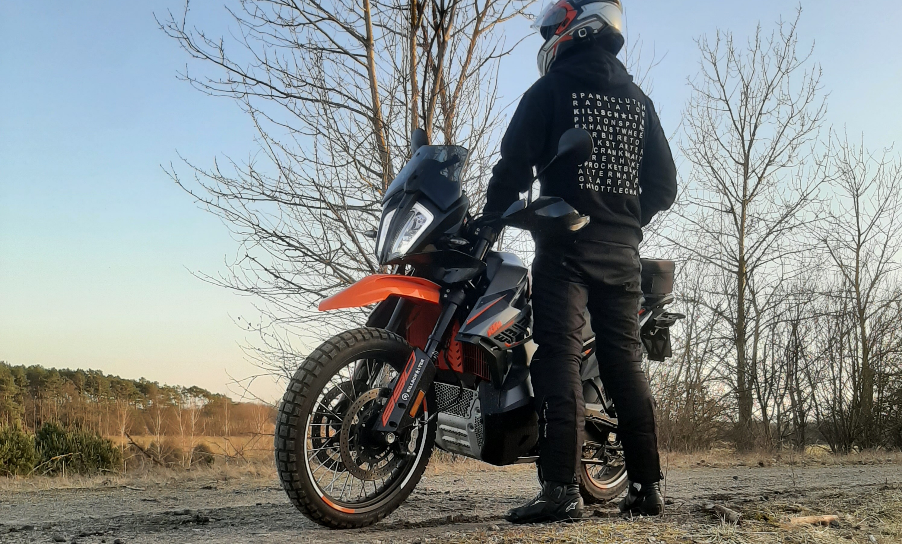 Motorradfahrer mit Hoodie